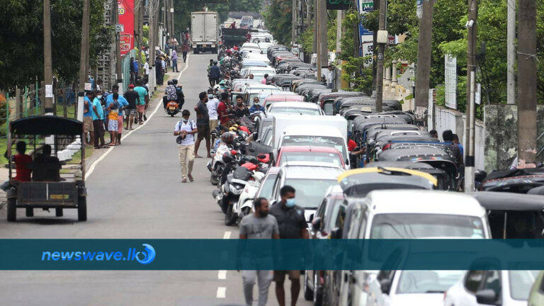තාමත් අඩුු නැති තෙල් පෝලිම්
