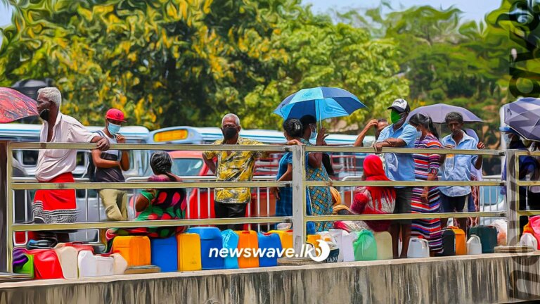 භූමිතෙල් ගන්න ඔරුගොඩවත්ත  ඉන්ධන පිරවුම්හලේ දිගු පෝලිම්