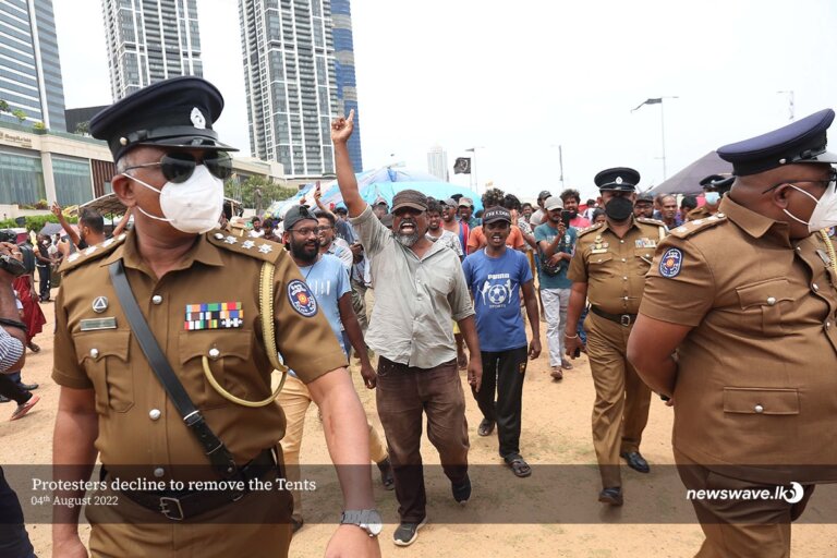යන්න බෑ කියූ ගාලුමුවදොර විරෝධතාකරුවෝ