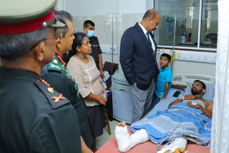ආරක්ෂක ලේකම් අනතුරට ලක්වූ පැරෂුට් භටයින්ගේ සුවදුක් විමසයි ආරක්ෂක ලේකම් අනතුරට ලක්වූ පැරෂුට් භටයින්ගේ සුවදුක් විමසයි