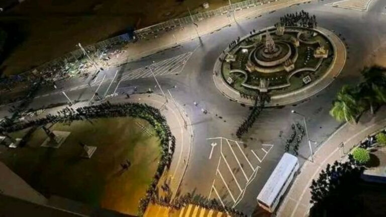 ජනපති ලේකම් කාර්යාලය ඉදිරිපිට වූ අලුයම මෙහෙයුම ගැන පොලීසියෙන් ප්රකාශයක් ජනපති ලේකම් කාර්යාලය ඉදිරිපිට වූ අලුයම මෙහෙයුම ගැන පොලීසියෙන් ප්රකාශයක්