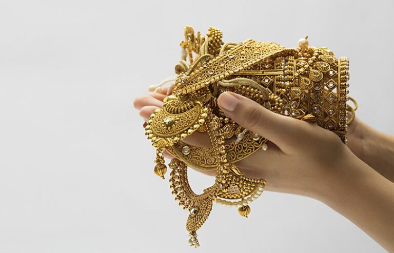 රන් පෙන්වා ලක්ෂ 39කට ගැසූ ගේම
