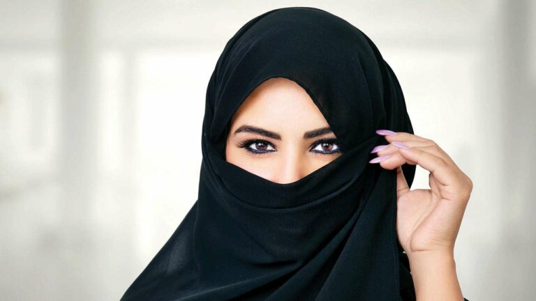 හිජාබය නොපළදින කාන්තාවන් සොයන්න කැමරා සවිකරයි