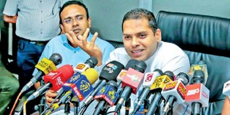 මනූෂයි හරීනුයි ඇමතිධූර අතහරී