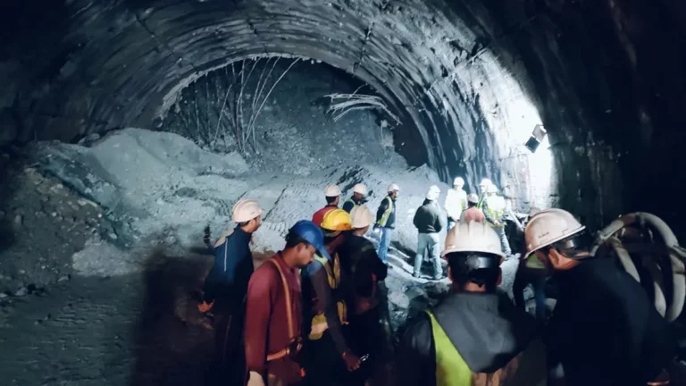 කඩාවැටුණු ඉන්දීය උමඟේ සිරවූවන් මුදාගැනීමේ මෙහෙයුම් තුන්වන දිනටත් කඩාවැටුණු ඉන්දීය උමඟේ සිරවූවන් මුදාගැනීමේ මෙහෙයුම් තුන්වන දිනටත්