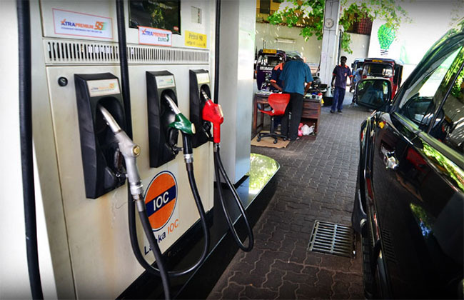 ඉන්දියාවෙන් එන තෙල් ටිකක් IOC ෂෙඩ් එකෙන්වත් නොදුන් ඉන්දීය තානාපති වාහනේ