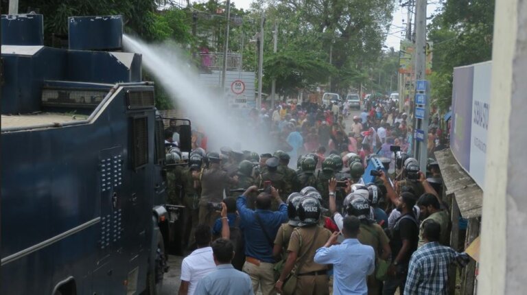 යාපනයට ආ ජනපතිට විරෝධය පෑ පිරිසට ජල ප්‍රහාර