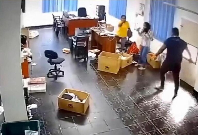 ආයතනය තුළදී සේවිකාවට පහරදුන් හිමිකාර යුවළ අත්අඩංගුවට (📹) ආයතනය තුළදී සේවිකාවට පහරදුන් හිමිකාර යුවළ අත්අඩංගුවට (📹)