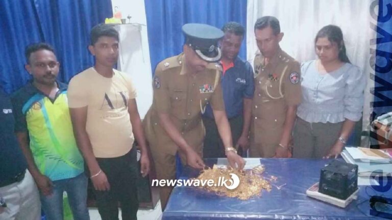 කලවානේ පීපල්ස් ලීසිං එකේ සේප්පුවේ තිබ්බ කෝටි 07ක රන් සොරකම එළියට ආ අයුරු කලවානේ පීපල්ස් ලීසිං එකේ සේප්පුවේ තිබ්බ කෝටි 07ක රන් සොරකම එළියට ආ අයුරු