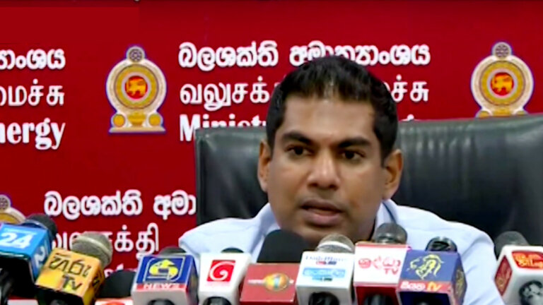 “පෝලිම්වල වාහන අයින් කරනකල් තෙල් බෙදන්නේ නෑ” – ඇමති “පෝලිම්වල වාහන අයින් කරනකල් තෙල් බෙදන්නේ නෑ” – ඇමති