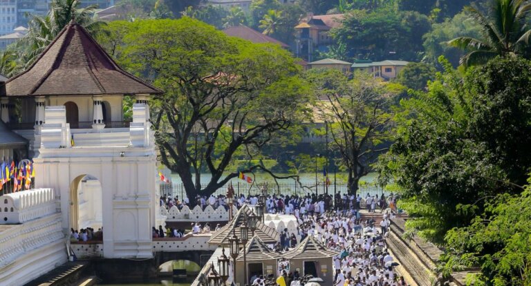 නව වසරේ ආශිර්වාද පතා ආ සැදැහැවතුන්ගෙන් දළදා මාළිගාව පිරීයයි නව වසරේ ආශිර්වාද පතා ආ සැදැහැවතුන්ගෙන් දළදා මාළිගාව පිරීයයි