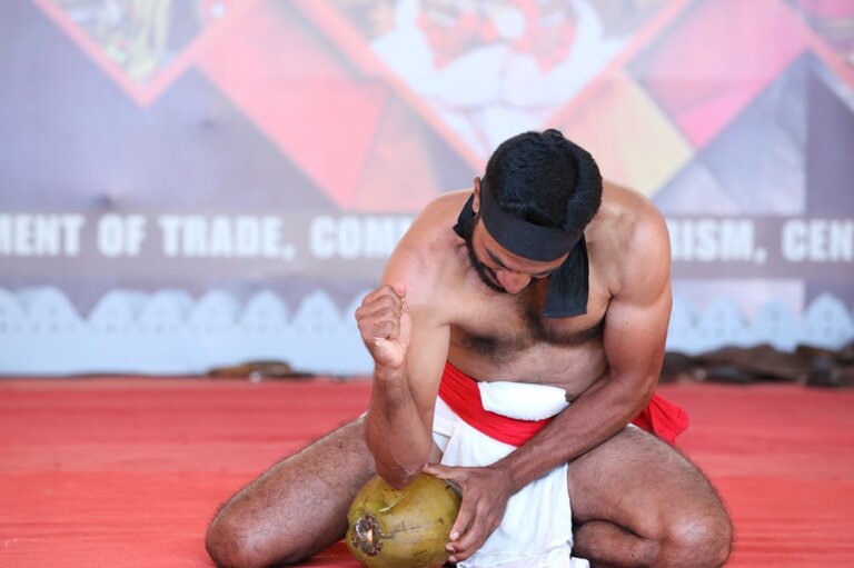 සංචාරකයන් මවිත කළ මහනුවර ප්රසංගය සංචාරකයන් මවිත කළ මහනුවර ප්රසංගය