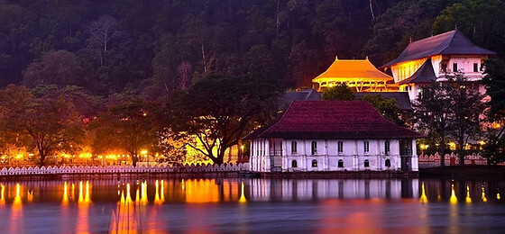 ඇසළ පෙරහැර වෙනුවෙන් මහනුවර අඳුරෙන් එළියට ඇසළ පෙරහැර වෙනුවෙන් මහනුවර අඳුරෙන් එළියට