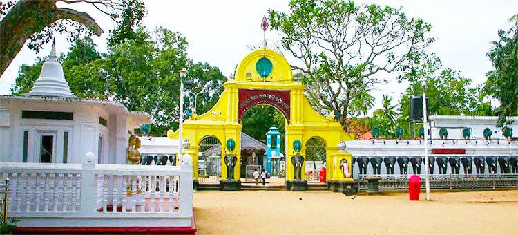 දෙවියන්ට පිදූ රන්තැටිය අතුරුදන් කළාට සෙවූ පොඩි කපුවා භාරවෙයි දෙවියන්ට පිදූ රන්තැටිය අතුරුදන් කළාට සෙවූ පොඩි කපුවා භාරවෙයි