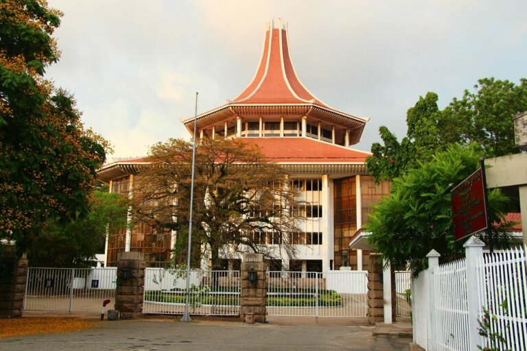 අලුත්කඩේ උසාවියේ නඩු භාණ්ඩ ගබඩාවෙන් කෝටි ගානක රන් කුට්ටි දෙකක් අමුතු විදිහකට උස්සලා අලුත්කඩේ උසාවියේ නඩු භාණ්ඩ ගබඩාවෙන් කෝටි ගානක රන් කුට්ටි දෙකක් අමුතු විදිහකට උස්සලා