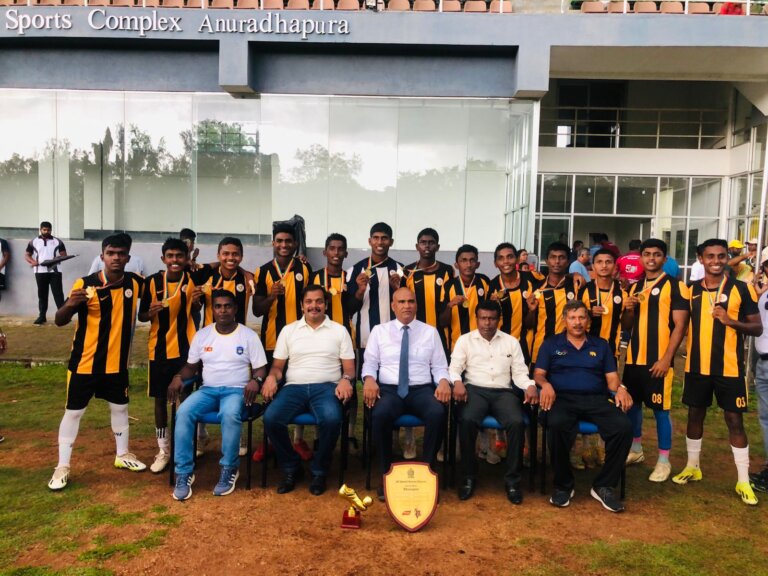 සමස්ත ලංකා පාසල් පාපන්දු ශූරතාව මහින්ද විදුහලට