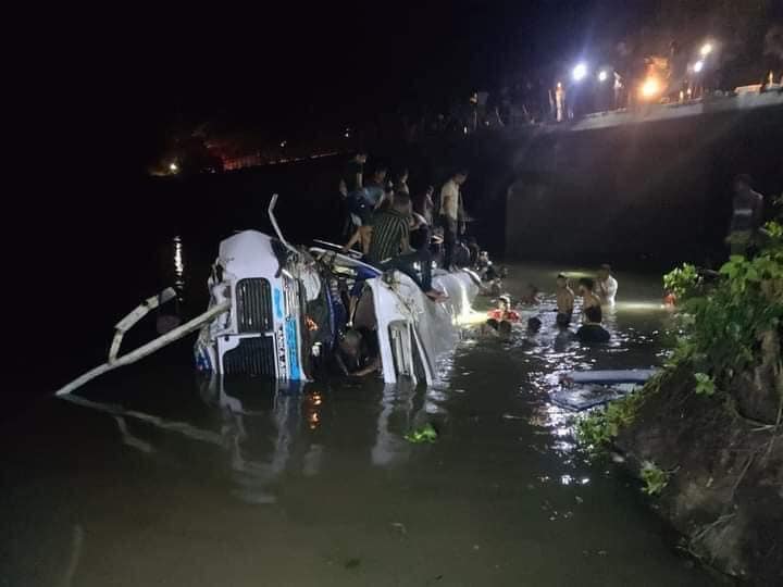 මනම්පිටියේ බස් අනතුර: මරණ ගණන ඉහළට (📸) මනම්පිටියේ බස් අනතුර: මරණ ගණන ඉහළට (📸)