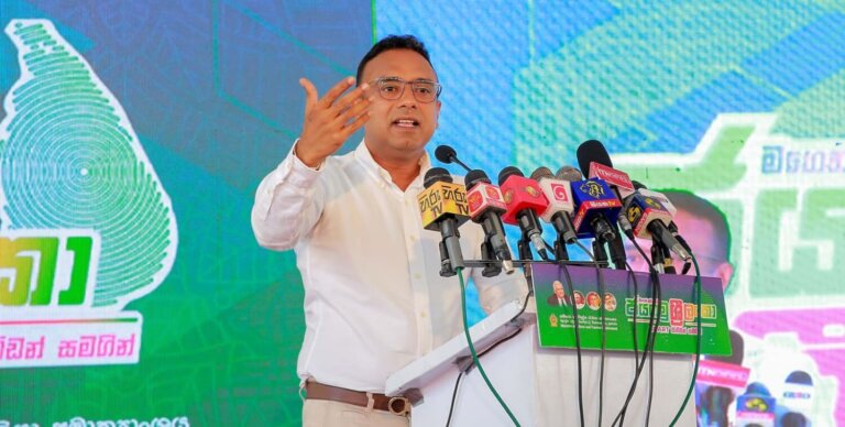 “බලයට ආවොත් බදු ගහන්නෑ කියන අය රට කරන්නේ, ඒ කාලේ අරන්ගිය රත්තරන් බඩුවලින්ද?” “බලයට ආවොත් බදු ගහන්නෑ කියන අය රට කරන්නේ, ඒ කාලේ අරන්ගිය රත්තරන් බඩුවලින්ද?”