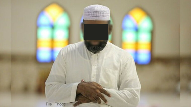 මවුලවි වෙස්ගත් අරගලකරුවෙක් අත්අඩංගුවට