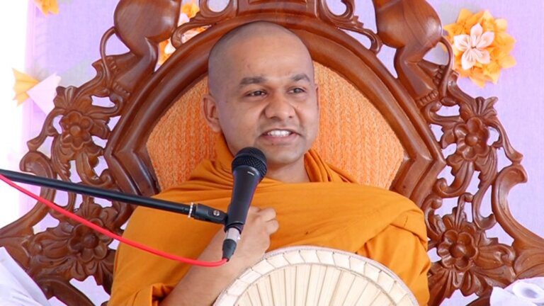 “ගහන්න ඕන නම් අපිව පට්ට ගහන්න.. ආගමික ශාස්තෘවරුන්ට අවමන් එපා” “ගහන්න ඕන නම් අපිව පට්ට ගහන්න.. ආගමික ශාස්තෘවරුන්ට අවමන් එපා”