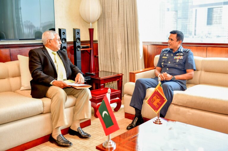 මාලදිවයින් මහකොමසාරිස් -ගුවන් හමුදාධිපති හමුවක්