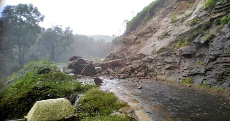 මෝහිනී ඇල්ල අසල මාර්ගවල නායයාම් 2ක් – පාර අවහිරයි මෝහිනී ඇල්ල අසල මාර්ගවල නායයාම් 2ක් – පාර අවහිරයි