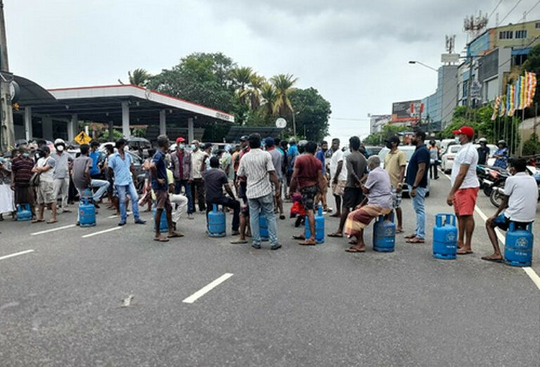 හයිලෙවල් පාර නාවින්නෙන් අවහිරයි හයිලෙවල් පාර නාවින්නෙන් අවහිරයි