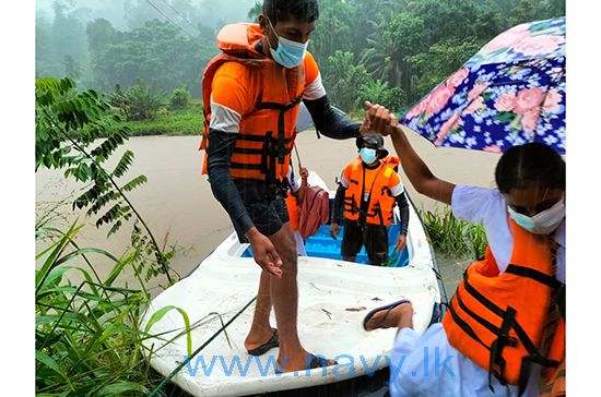 කාලගුණෙන් පීඩාවිදින ජනතාවට සහන සලසන්න නාවික හමුදාව සීරුවෙන් කාලගුණෙන් පීඩාවිදින ජනතාවට සහන සලසන්න නාවික හමුදාව සීරුවෙන්