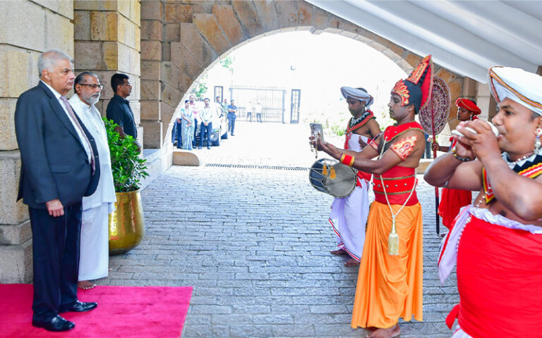 අඬබෙර ගසමින් නැකැත්කරු අවුරුදු නැකැත් සීට්ටුව ජනපතිට පිළිගන්වයි අඬබෙර ගසමින් නැකැත්කරු අවුරුදු නැකැත් සීට්ටුව ජනපතිට පිළිගන්වයි