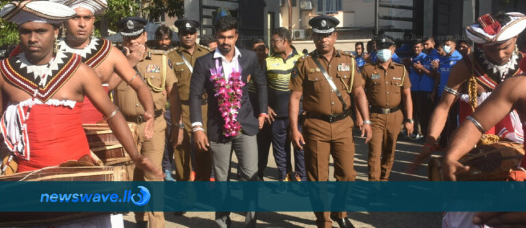 ආසියානු කුසලාන ක්‍රිකට් සටනේ හොඳටම පන්දු රැක්ක අශේන් බණ්ඩාරට පොලීසියෙන් උපහාර