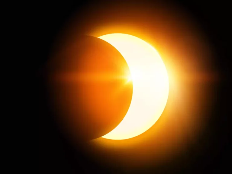 ඉර වසාගෙන හෙට පායන සඳ
