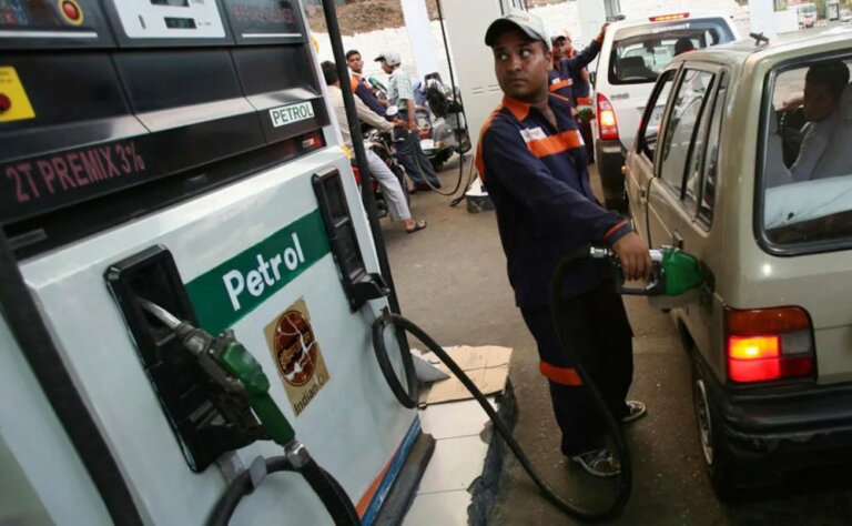 QR කේතයට ලියාපදිංචිව ඇති වාහන ලක්ෂ 46න් ලක්ෂ 40ක්ම පෙට්රල් වාහන බව හෙළිවේ QR කේතයට ලියාපදිංචිව ඇති වාහන ලක්ෂ 46න් ලක්ෂ 40ක්ම පෙට්රල් වාහන බව හෙළිවේ