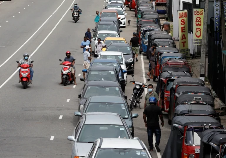 පෙට්රල් නෑ -පෝලිම්වල ඉන්න එපා -බලශක්ති ඇමති කියයි පෙට්රල් නෑ -පෝලිම්වල ඉන්න එපා -බලශක්ති ඇමති කියයි