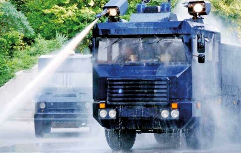 පොලීසියේ ජල ප්‍රහාරක රථයක් හදිසියේම ගිනිඅරන්