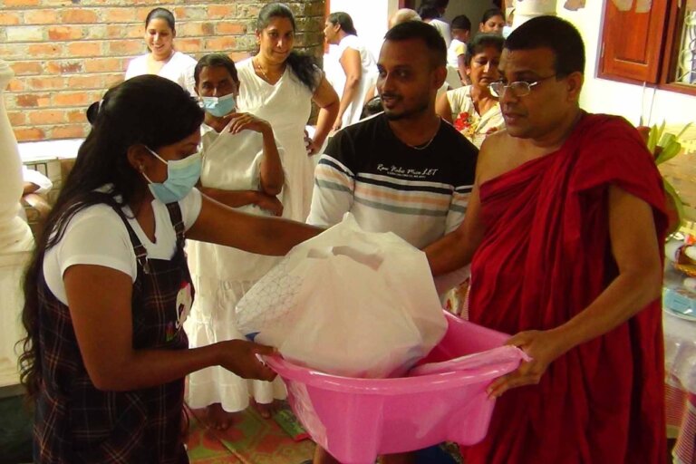 මැදින් පෝ දා හේන්යාය සමාධි අසපුවේ පැවති දානමය සත්කාරය මැදින් පෝ දා හේන්යාය සමාධි අසපුවේ පැවති දානමය සත්කාරය