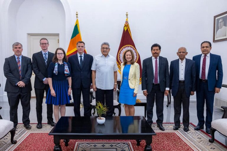 අර්බුදය හමුවේ ලංකාවට සහය වෙන හැටි අමෙරිකානු දූත පිරිස ජනපතිට කියයි අර්බුදය හමුවේ ලංකාවට සහය වෙන හැටි අමෙරිකානු දූත පිරිස ජනපතිට කියයි