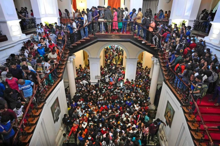 මන්දිර දෙකෙන් ඇඟිලි සලකුණු 1000ක් මතුවේ මන්දිර දෙකෙන් ඇඟිලි සලකුණු 1000ක් මතුවේ