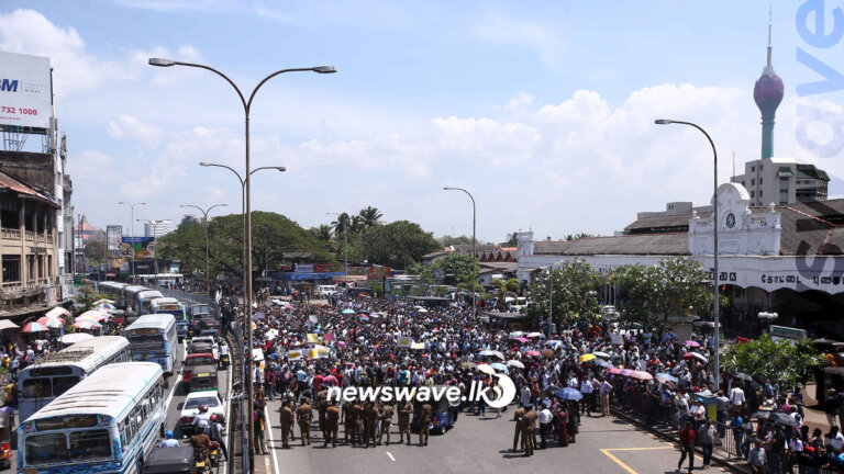 ආණ්ඩුවේ නව උපයන විට බදු ක්රමයට එරෙහි විරෝධය (📸) ආණ්ඩුවේ නව උපයන විට බදු ක්රමයට එරෙහි විරෝධය (📸)