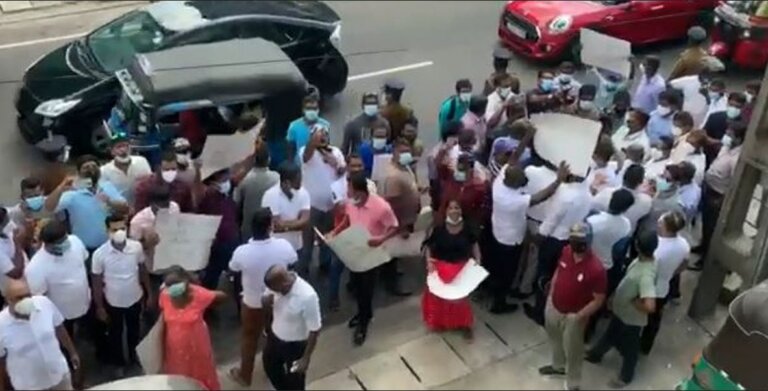 “හිටපු කාලේ මොකද කළේ?” – සජබ කාර්යාලය ඉදිරිපිට විරෝධයක් “හිටපු කාලේ මොකද කළේ?” – සජබ කාර්යාලය ඉදිරිපිට විරෝධයක්