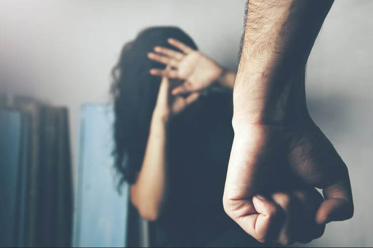 මව ඉදිරියේ තරුණියක නිරුවත් කර අතවර කළ කොස්තාපල් කොටුවෙයි මව ඉදිරියේ තරුණියක නිරුවත් කර අතවර කළ කොස්තාපල් කොටුවෙයි