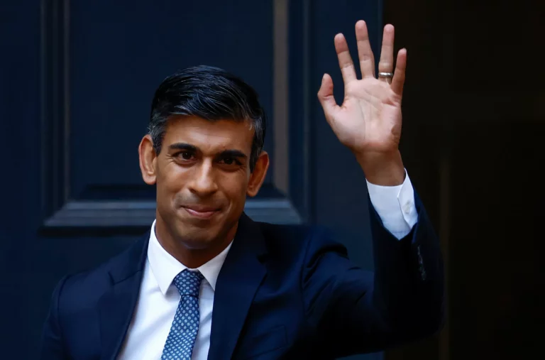 බ්‍රිතාන්‍ය අගමැති ගෙදර යයි