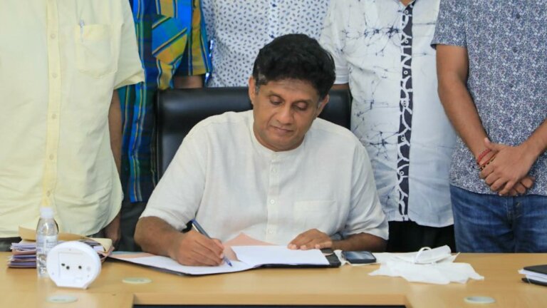 සජිත් අත්සන තියයි