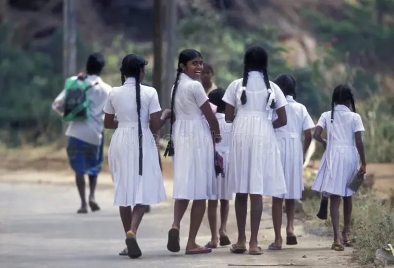 දුෂ්කර පාසල් දරුවන්ට සපත්තු වවුචර් දෙන දවස දුෂ්කර පාසල් දරුවන්ට සපත්තු වවුචර් දෙන දවස
