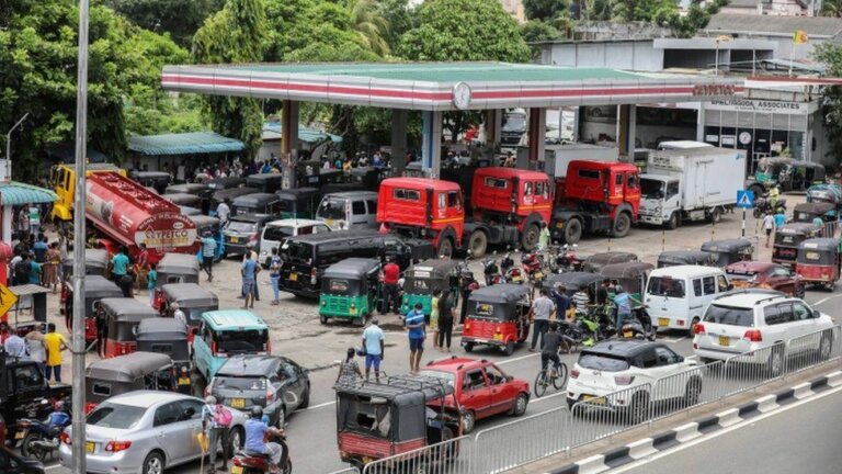 ඉන්ධන පිරවුම්හල් තුළ ඇති භූගත ටැංකි ඇරියොත් පොලීසියට වැඩවරදී ඉන්ධන පිරවුම්හල් තුළ ඇති භූගත ටැංකි ඇරියොත් පොලීසියට වැඩවරදී