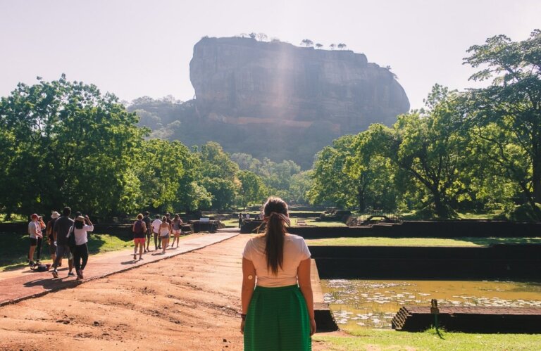 මිල ඇසුවාට සීගිරියේ කඩහිමි යුවළක් විදෙස් සිසුන්ට පහරදීලා මිල ඇසුවාට සීගිරියේ කඩහිමි යුවළක් විදෙස් සිසුන්ට පහරදීලා