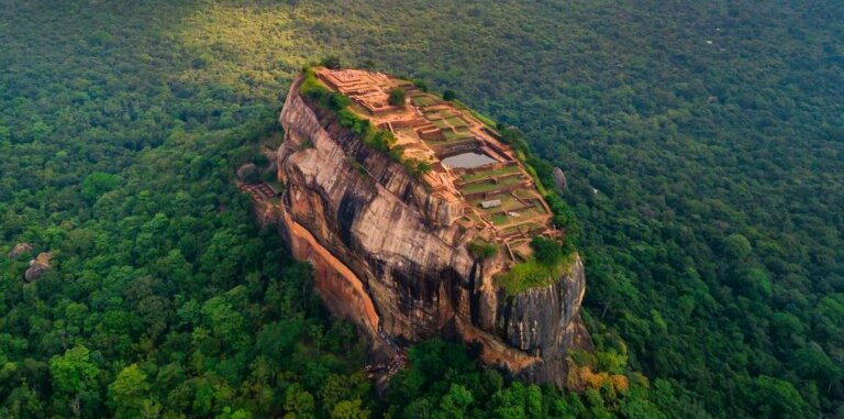 සංචාරකයන් නිසා සීගිරියට වූ විනාශය.. සංචාරකයන් නිසා සීගිරියට වූ විනාශය..