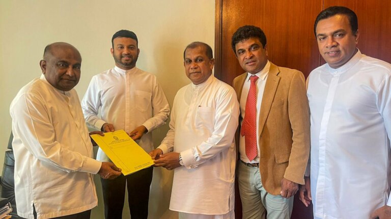 සෞඛ්ය ඇමතිට එරෙහි විශ්වාසභංගය කථානායකට සෞඛ්ය ඇමතිට එරෙහි විශ්වාසභංගය කථානායකට