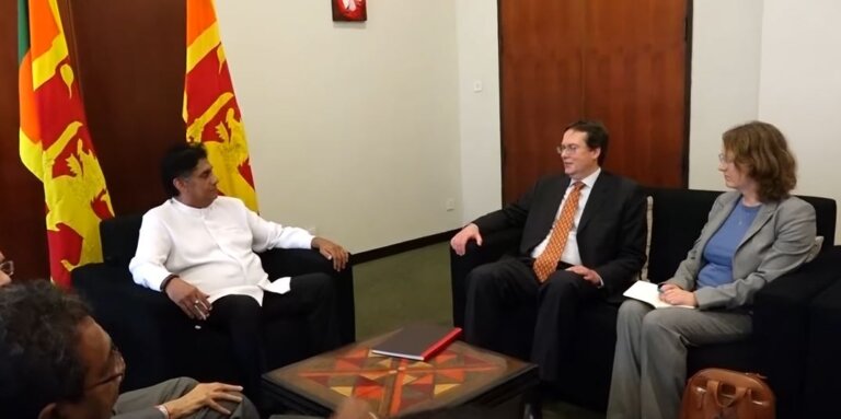 “සමහර යෝජනා වෙනස් වෙන්න ඕනේ” -සජිත් IMF නියෝජිතයන්ට කියයි “සමහර යෝජනා වෙනස් වෙන්න ඕනේ” -සජිත් IMF නියෝජිතයන්ට කියයි