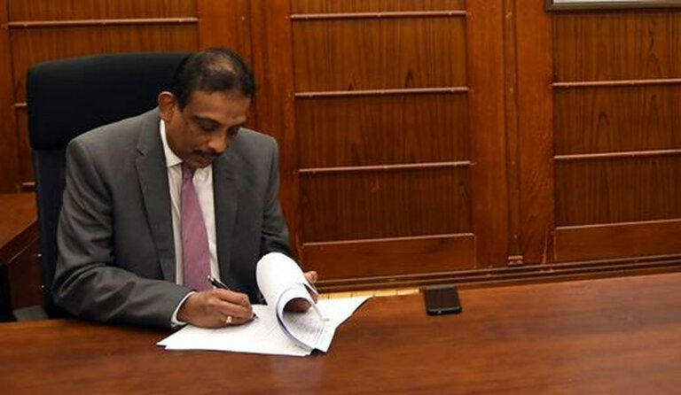 මුදල් අමාත්යාංශ ලේකම් ආටිගල ඉල්ලා අස්වෙයි මුදල් අමාත්යාංශ ලේකම් ආටිගල ඉල්ලා අස්වෙයි