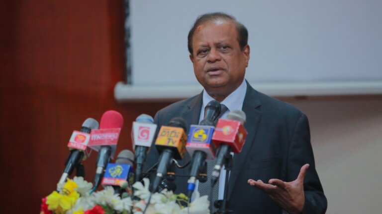ලබන මාසයේ සිට අධ්යාපන පද්ධතියම උඩුයටිකුරු වෙයි ලබන මාසයේ සිට අධ්යාපන පද්ධතියම උඩුයටිකුරු වෙයි